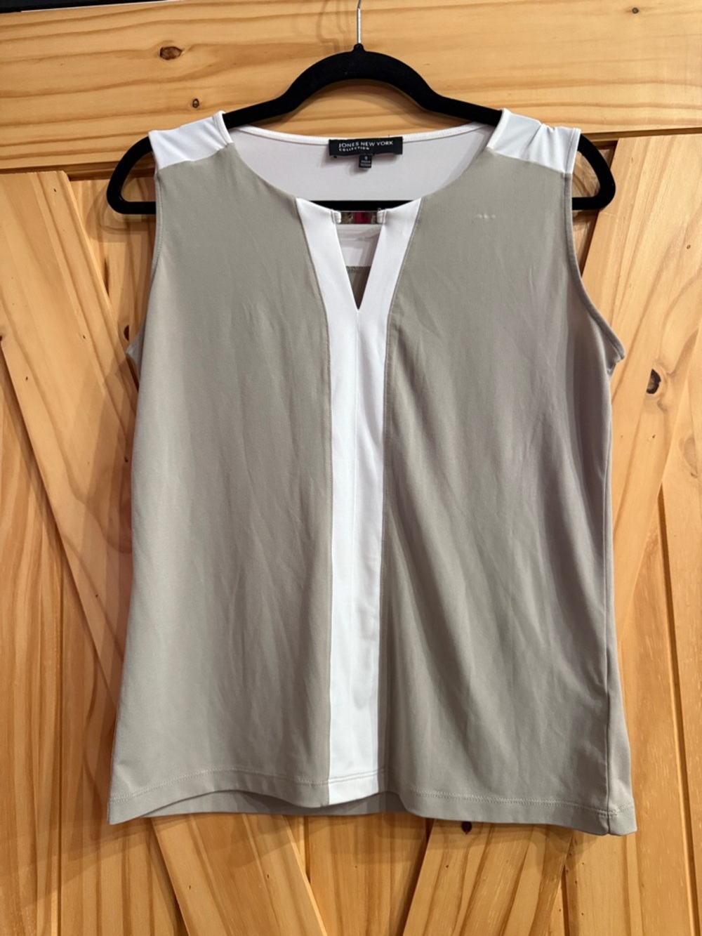 Jones New York Taupe and White V-Neck Sleeveless Top